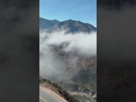 Las nubes también respetan su calzada por la derecha en la ruta en la cuesta de Miranda en la Rioja
