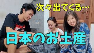 【日本のお土産開封】バリ娘が大興奮!袋から次々出てくるお菓子やあれこれ…【458】