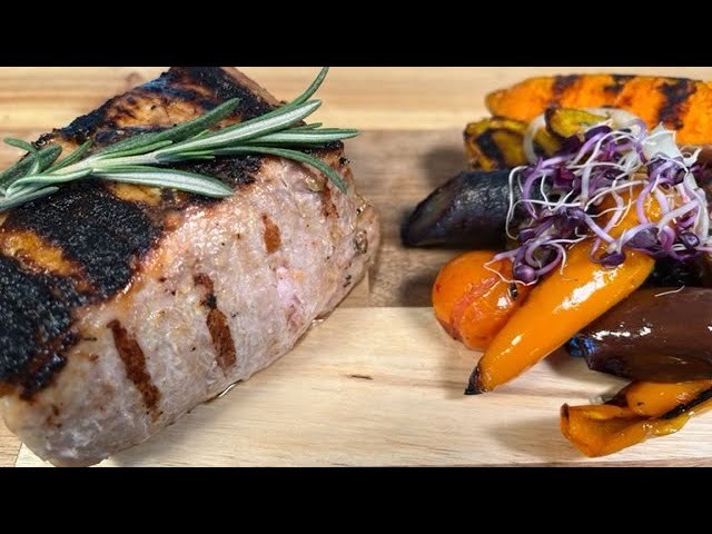 Video Teaser für BBQ Master Rezeptidee: Schweinshohrücken mit Frühlingsgemüse