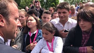 &quot;Ça va Manu?&quot;: Les images de l&#39;adolescent familier recadré par Emmanuel Macron
