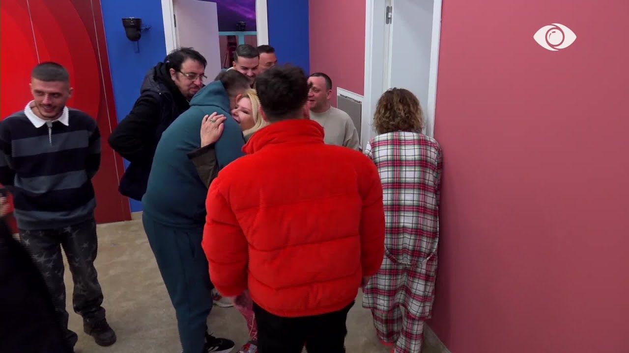 Me brohorima banorët dalin nga kazerma, Juli përqafon Merin: Qenke si partizane e plagosur…