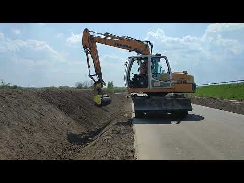 05.05.2022, DL07, km 0+200, Wałowanie humusu na skarpie