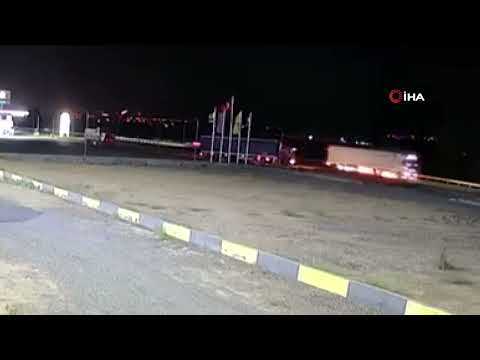 Erzincan'da tır ile otomobilin çarpıştığı kaza güvenlik kamerasına yansıdı
