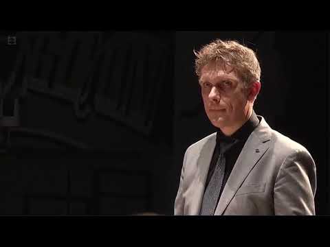 Muziekvereniging TOG Berlicum olv Jan Gerrit Adema speelt tijdens het concours in Veldhoven