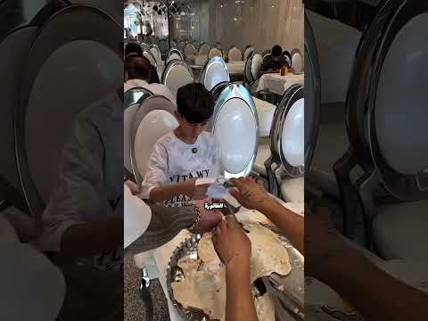فتح محفظته… والنادل انصدم!😳
