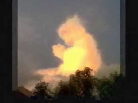 Subhanallah    Penampakan Awan Berdoa  di atas Makam Ustadz Jefri