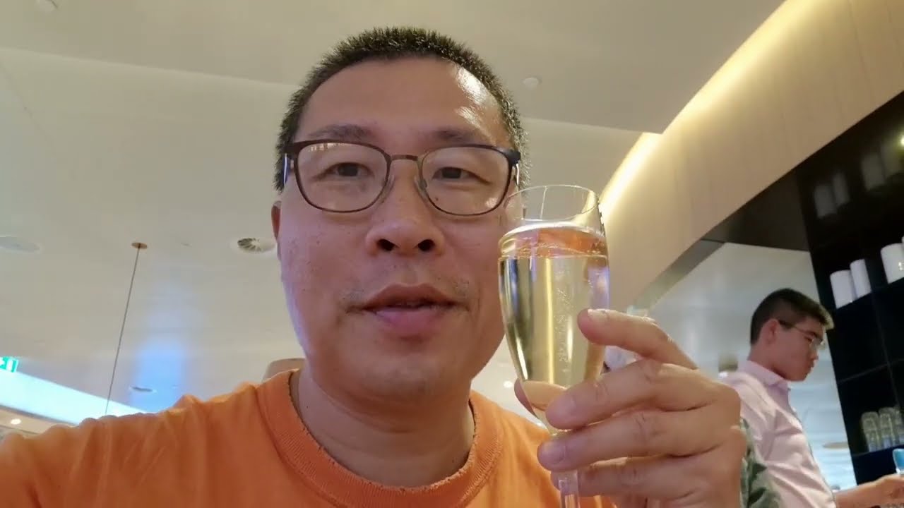 KLM Crown Lounge (52) thumbnail