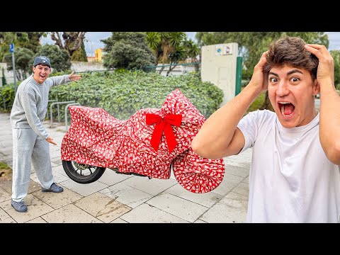 LE REGALO por SORPRESA una MOTO a ERIC *regalo CUMPLEAÑOS*