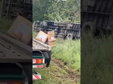 Carreta do Mercado Livre tomba na BR-101 e caso gera indignação em Itapemirim 🚛📦