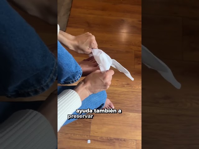 Vídeo relacionado con PLANTIFIQUE Mascarilla Pies Skincare Coreana - 4 Pares en Caja para Regalo - Calcetines Hidratantes con Crema Nutritiva para Pies Muy Secos y Agrietados - Korean Foot Mask