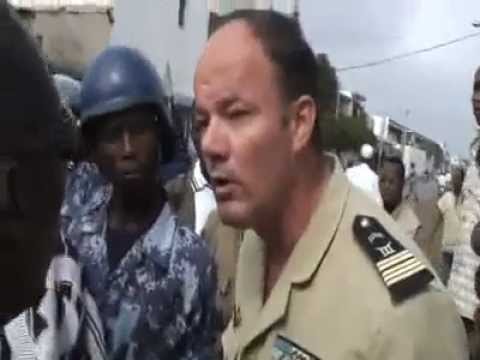 un officier français menace un reporter togolais (Tu sais qui je suis ?)
