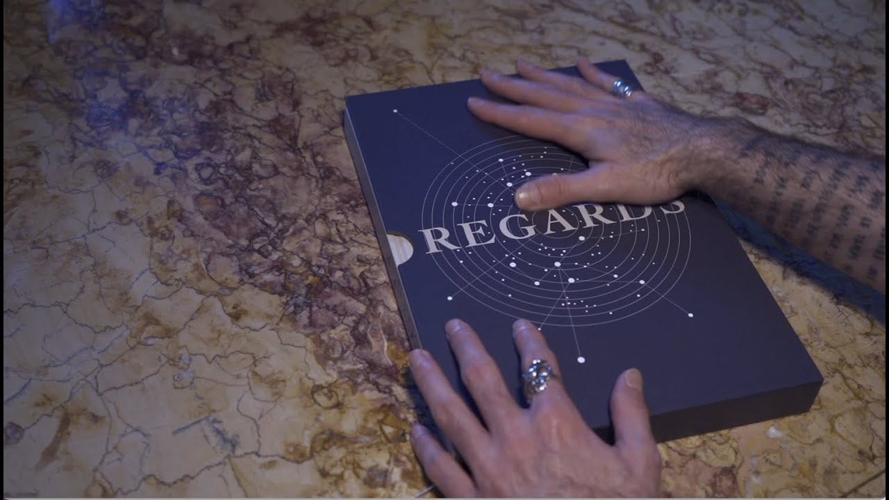 Le livre Regards, voyages dans les reflets est feuillete? par Yannick Delhaye