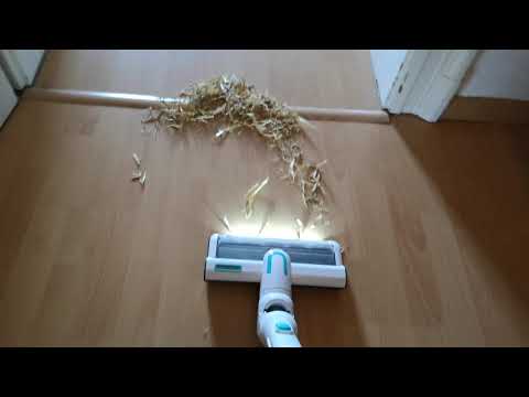 Universum VC 300-20 – Saugen von Stroh auf Laminat