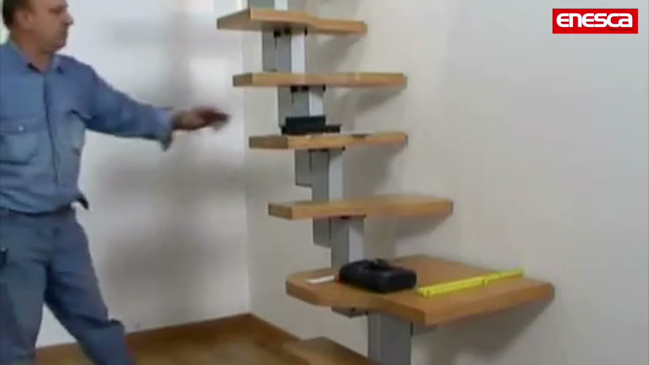 Mini: escalera creada para ser instalada en espacios reducidos. Práctica, segura y económica.