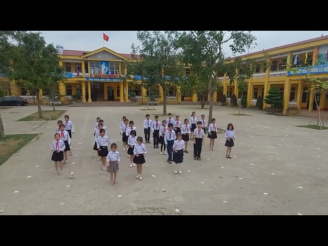 Tiết mục nhảy dân vũ cả trường