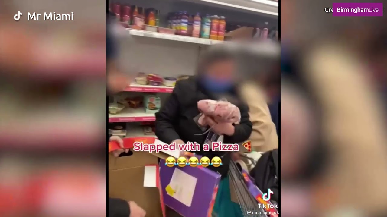 Consumidores británicos llegan a las manos para conseguir ofertas en un súper