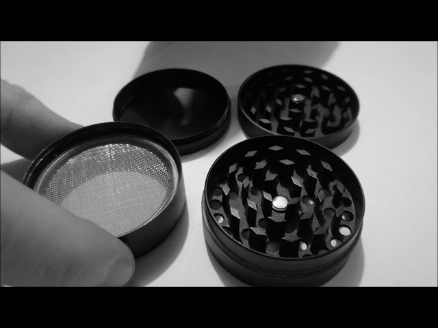 Vídeo relacionado con Molinillo giratorio de sal y pimienta con carcasa de acero inoxidable y mecanismo de molienda de precisión para tareas de especias de cocina