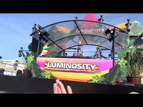 Lange live @LuminosityEvents beach festival. Playing his remix of Atlantis vs avatar Fiji