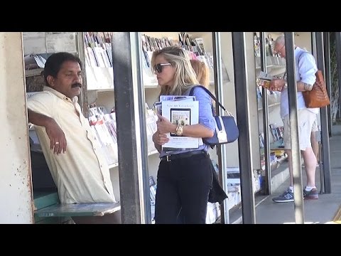 X17 EXCLUSIVE: Reese Witherspoon Loads Up On Quality Reading Material