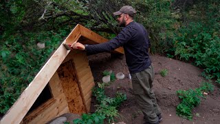 Solo overnight in a mountain dugout during rain. Working with wood in the forest,