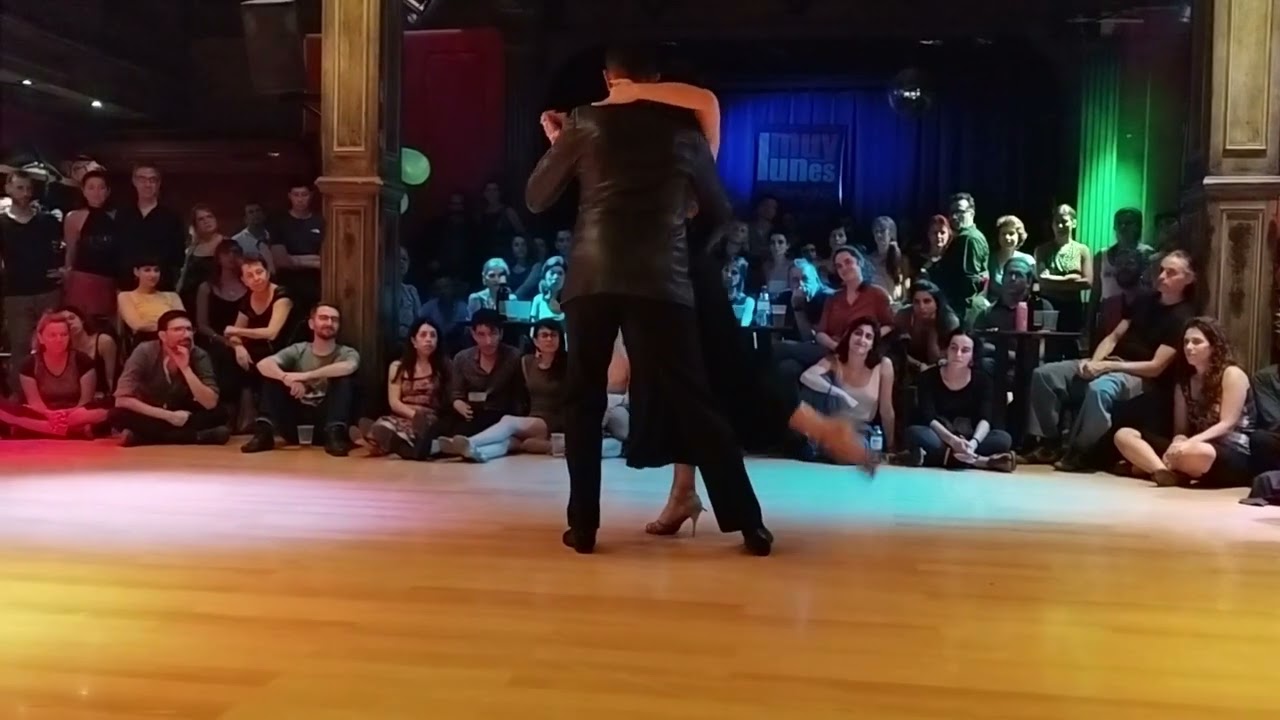 Roxane Camargo y Giuliano Calvimonte - Buscándote