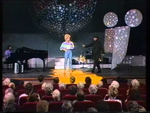 Joke Bruijs zingt d'r moers taal, theatershow, deel 1.