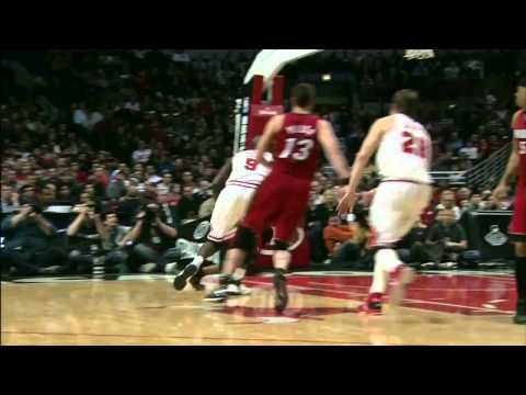 Dwyane Wade crossover on Deng then dunk vs  Bulls 1.15.11 (HD)