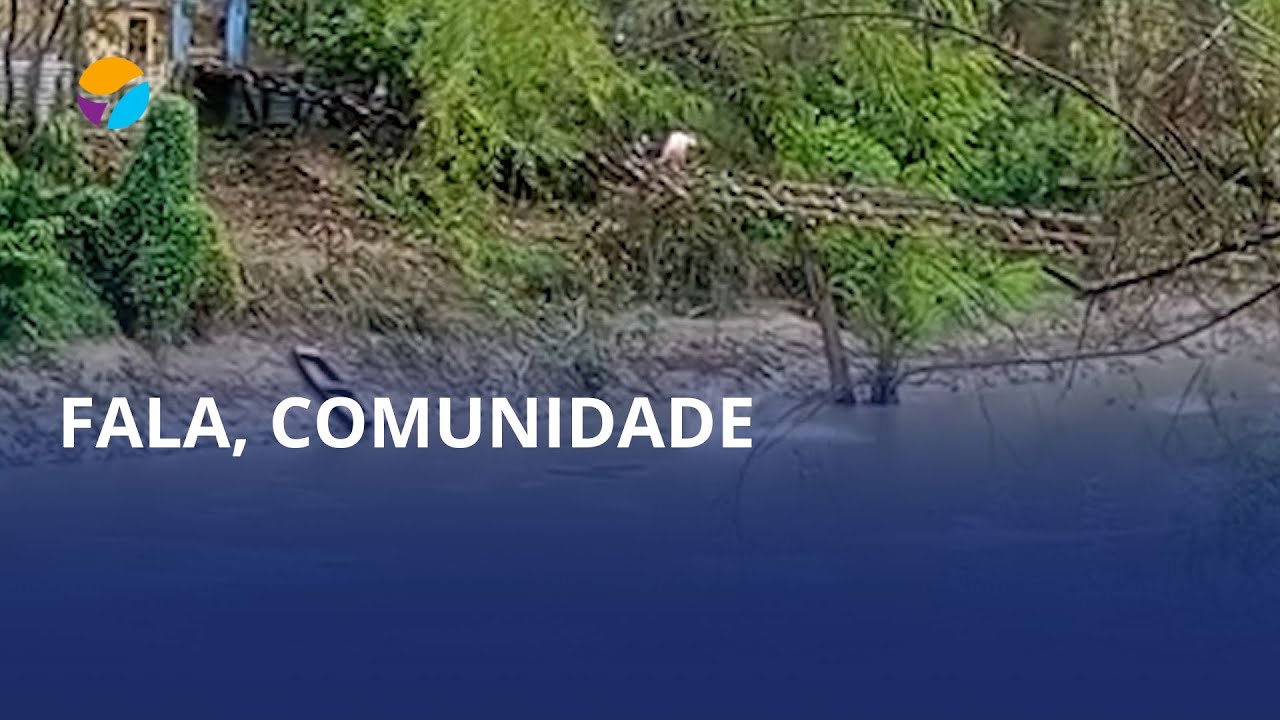 Madeira retirada de ponte é jogada no rio em Rio do Sul