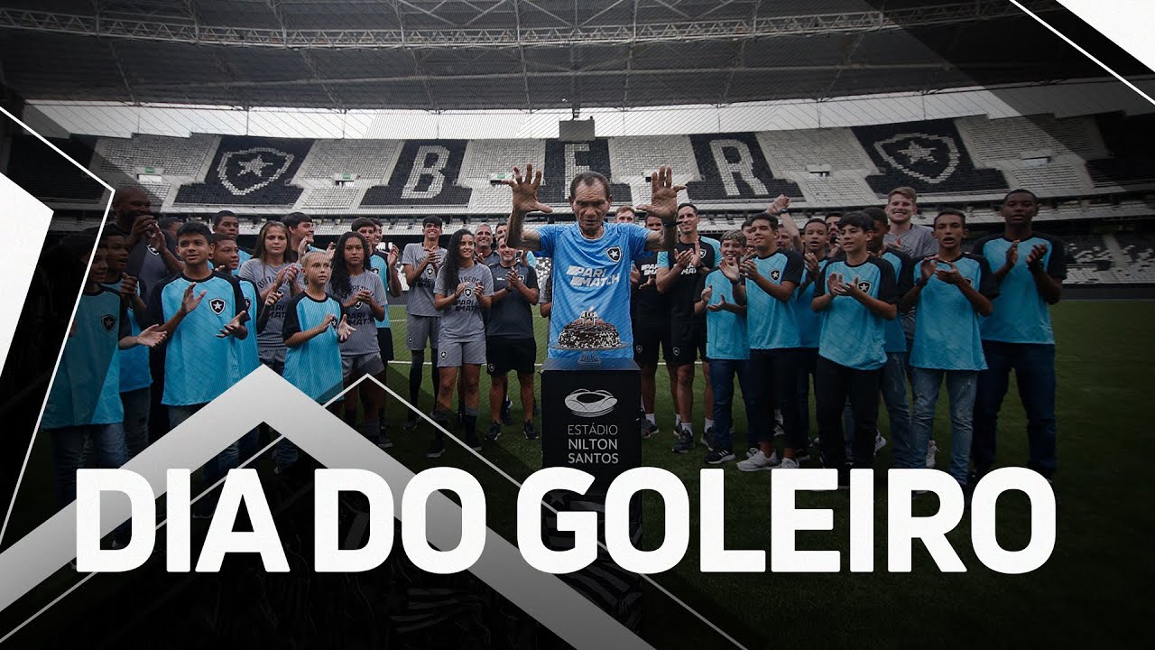 VÍDEO: ídolo, Manga visita goleiros do Botafogo, é homenageado e ganha elogios