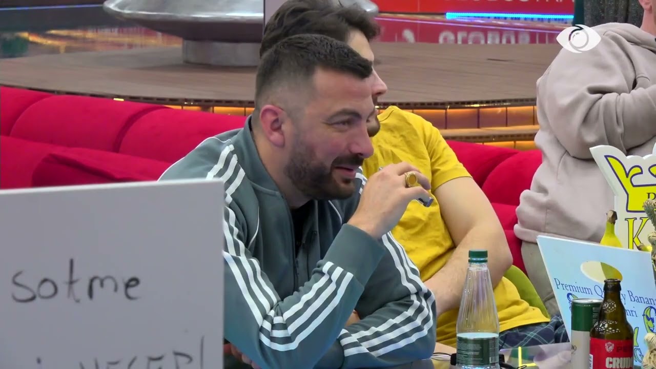 Kelly e ngacmon, Vserlo: Të qenka ndezur shqisa e…