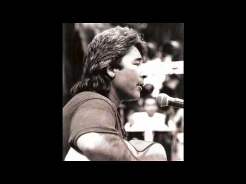 el chino de arte 4 en directo con su guitarra