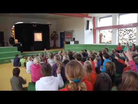 Polizei führt Puppenspiel für Kinder auf