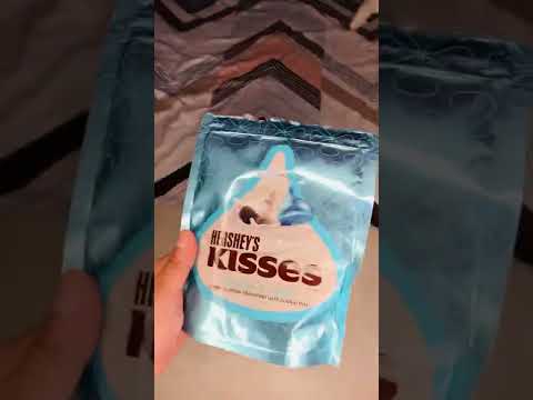 Trying out Hershey’s Kisses Cookies ‘n’ Creme | Hershey’s Cookies and Creme