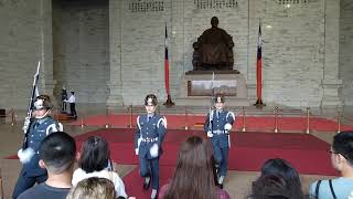 [問卦] 外國女生來中正紀念堂看儀隊？