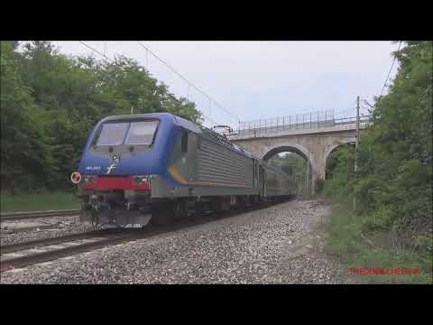 UN TRENO MODERNO E UNO STORICO IN TRANSITO A VICOFORTE SAN. MICHELE. MONDOVI (CN) DOM. 5 - 6 - 2022.