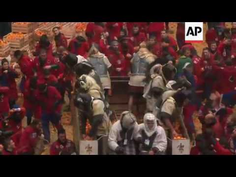 Italian carnival-goers do battle with oranges