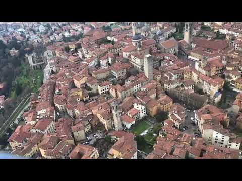 Guarda Piazza Vecchia e Città Alta riprese dall’alto: Bergamo, una meraviglia!