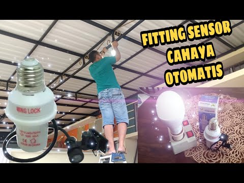 Memasang Fitting Sensor Cahaya Otomatis