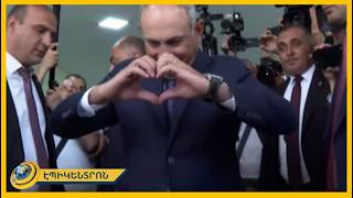 Փաշինյանը ընտրության է գնացել առանց կնոջ ու երեխաների, քվեարկելուց հետո ցույց տվել ՔՊ խորհրդանիշը