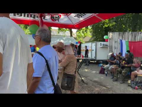 Molukse wandelaars rusten uit in Bemmel. Familie en vrienden wachten de wandelaars op