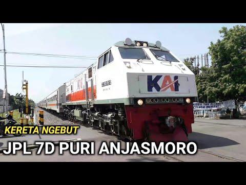 Kereta Ngebut Di Perlintasan Kereta Api JPL 7D Puri Anjasmoro