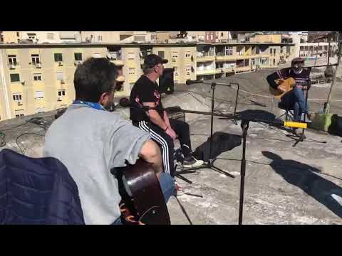 Duke sfiduar Corona virus nga taracat e rrugës te Durrësit, nga Arben Duro me shokë,  Tiranë,Albania