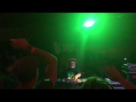 King Earthquake play Wellette Seyon-Jah Jah Music@Reggaebus (1-9-2018)