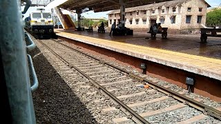 preview picture of video 'Chandigarh-Yesvantpur Express crossing Dharwad-Habibganj Special express at Lonand.'
