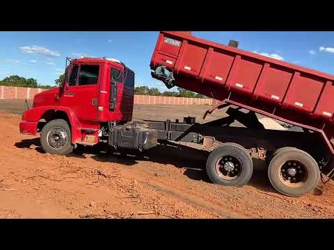 CARREGANDO PIÇARRA PARA A OBRA A CAÇAMBA ATOLOU