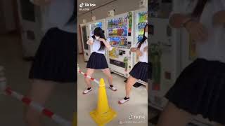 【幻のTikTok】JKの腰つき