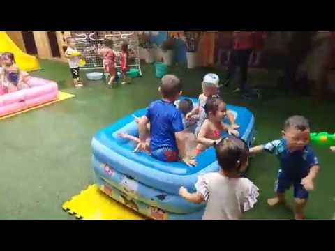 lop-bambi-1-choi-nuoc-vui-nhu-ngay-hoi