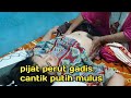 Pijat Perut Gadis Cantik Mulus Dan Putih