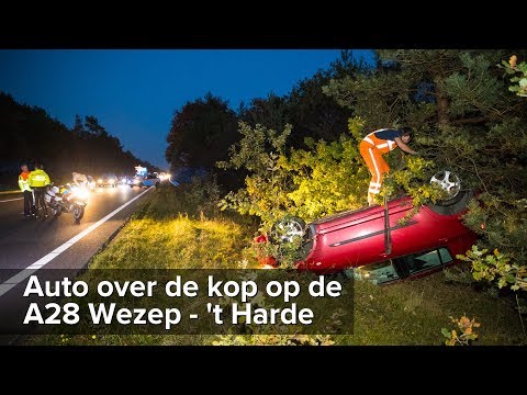 Auto over de kop in middenberm A28 Wezep - 't Harde - ©StefanVerkerk.nl