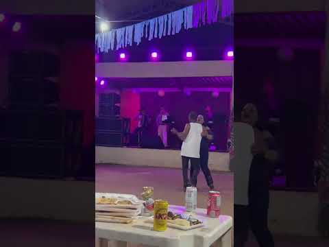 Aldair  (xororó) cantando  na festa de São  João  em Guarilandia Goiás.